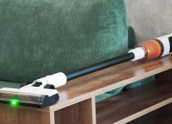 „Deerma T10W“: biudžetui pritaikytas vertikalus dulkių siurblys su foniniu apšvietimu ir trimis priedais