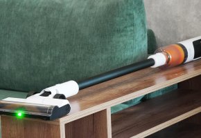 „Deerma T10W“: biudžetui pritaikytas vertikalus dulkių siurblys su foniniu apšvietimu ir trimis priedais