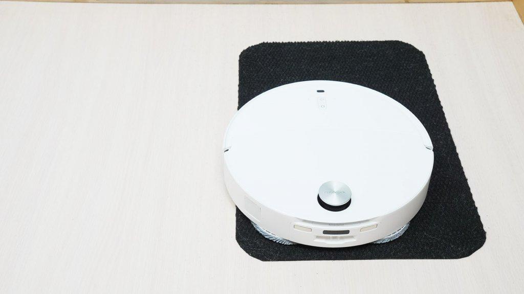 „Roborock Qrevo CurvX“: važiavimas juodais paviršiais
