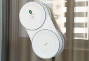 „Dadget U220“: įperkamas robotas langų valytuvas su dviguba purškimo funkcija