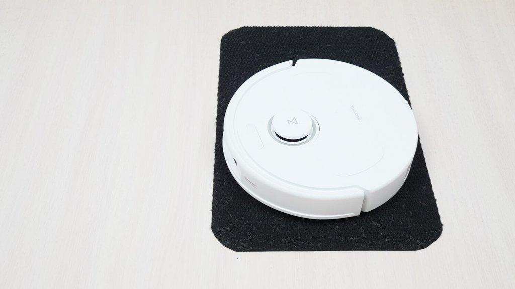 „Roborock Qrevo C“: važiavimas juodais paviršiais