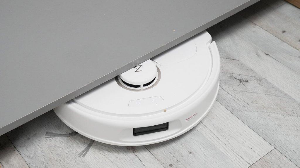 Roborock Qrevo C: Prasilenkimas po žemais baldais