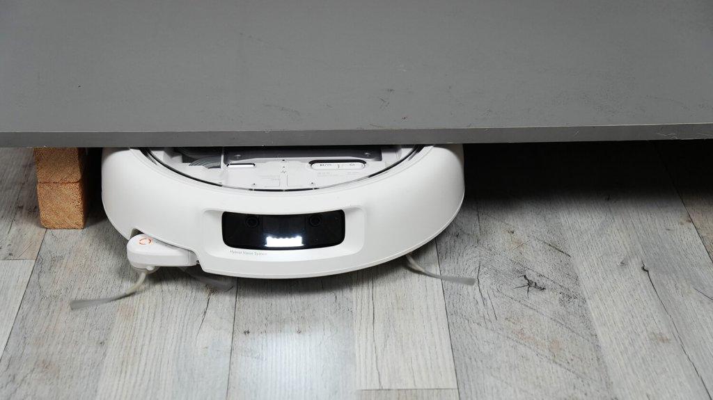 DJI ROMO P: Prasilenkimas po žemais baldais