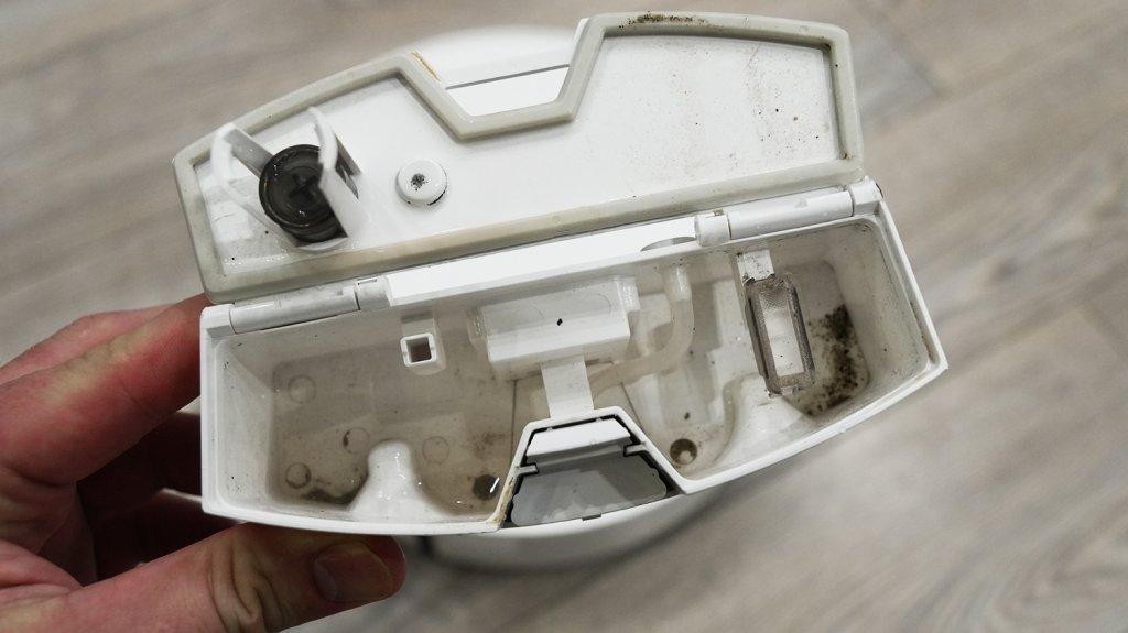 „Dreame Aqua 10 Ultra Roller Complete“: nešvaraus vandens bako būsena