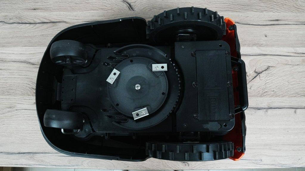 „Robokos RM600i“: vaizdas iš apačios