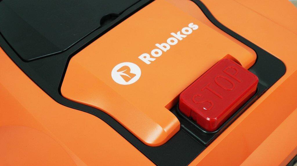 „Robokos RM600i“: valdymo skydelio dangtelis ir avarinio stabdymo mygtukas