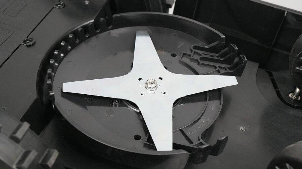 Robokos RM600i: Diskas su tvirtu metaliniu peiliuku