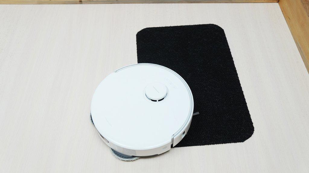 Trouver P50 Ultra: važiavimas juodu paviršiumi