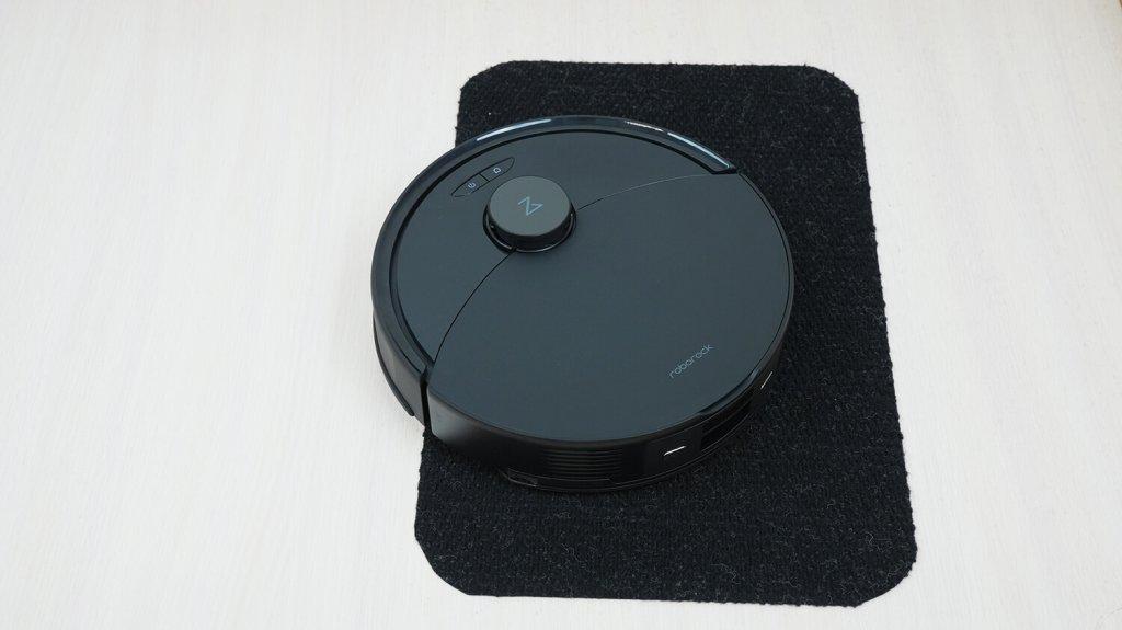 „Roborock Q8 Max Pro Plus“: važiavimas juodais paviršiais