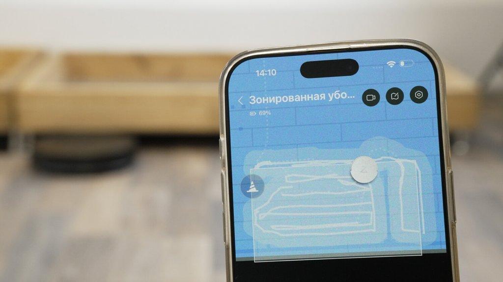 „Roborock Saros 10R“ (įmontuojama versija): navigacija valant po baldais