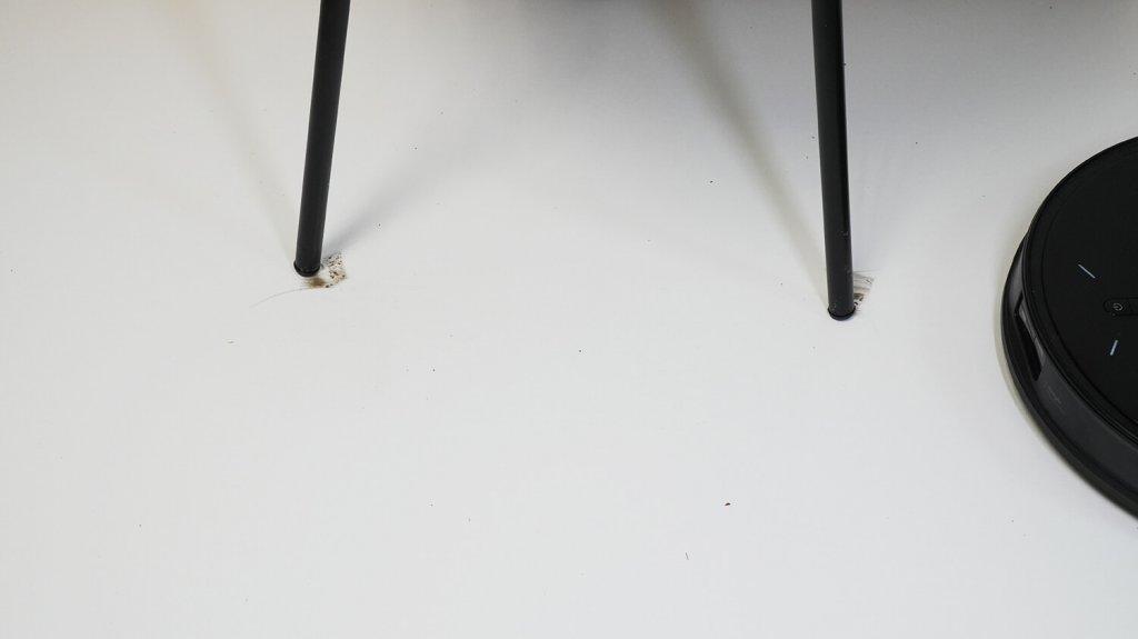 „Roborock Saros 10R“ (įmontuojama versija): valymas aplink kėdes