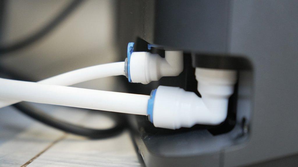 „Roborock Saros 10R“ (įmontuojama stoties versija): stoties prijungimas prie vandens tiekimo ir kanalizacijos sistemos