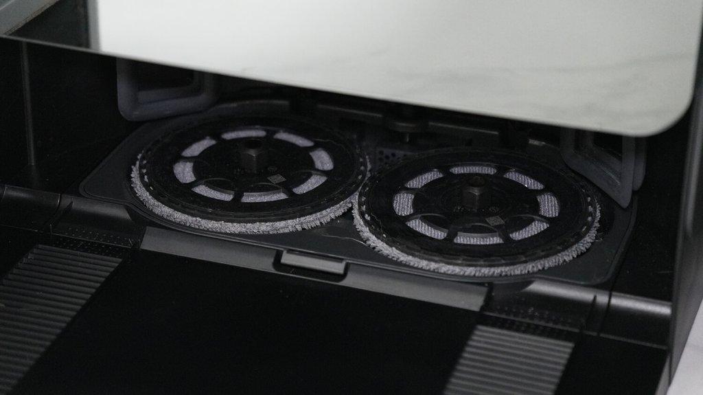 „Roborock Saros 10R“ (įmontuota stoties versija): servetėlės atstatomos