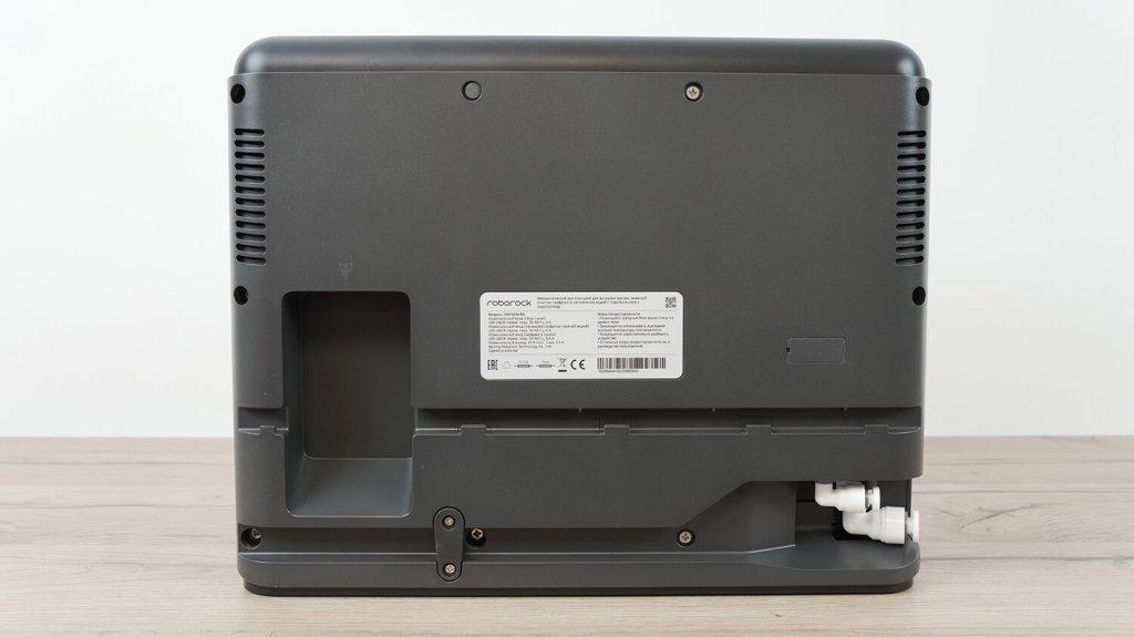 „Roborock Saros 10R“ (įmontuota stoties versija): stoties galinis vaizdas