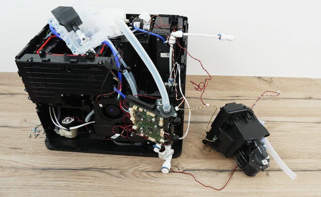 „Roborock Saros 10R“ (įmontuojama stotelė): Nenuimamas nešvaraus vandens bakas